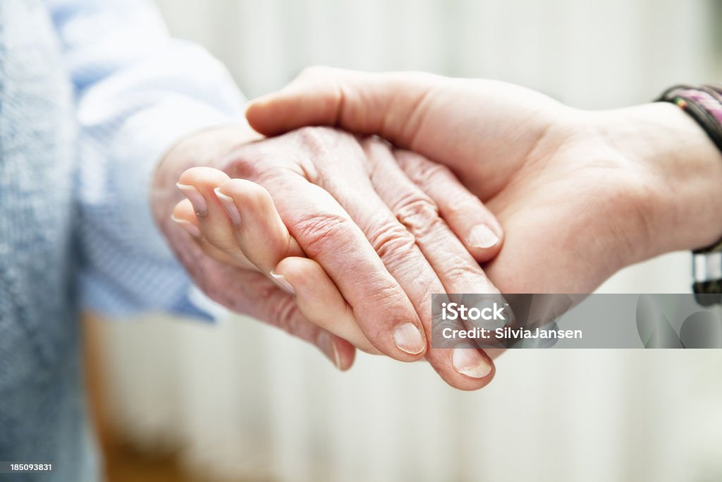 Vecchi e giovani mani insieme cura - Foto stock royalty-free di 80-89 anni