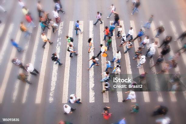 Foto de Faixa De Pedestres e mais fotos de stock de Brasil - Brasil, Multidão, Pessoas