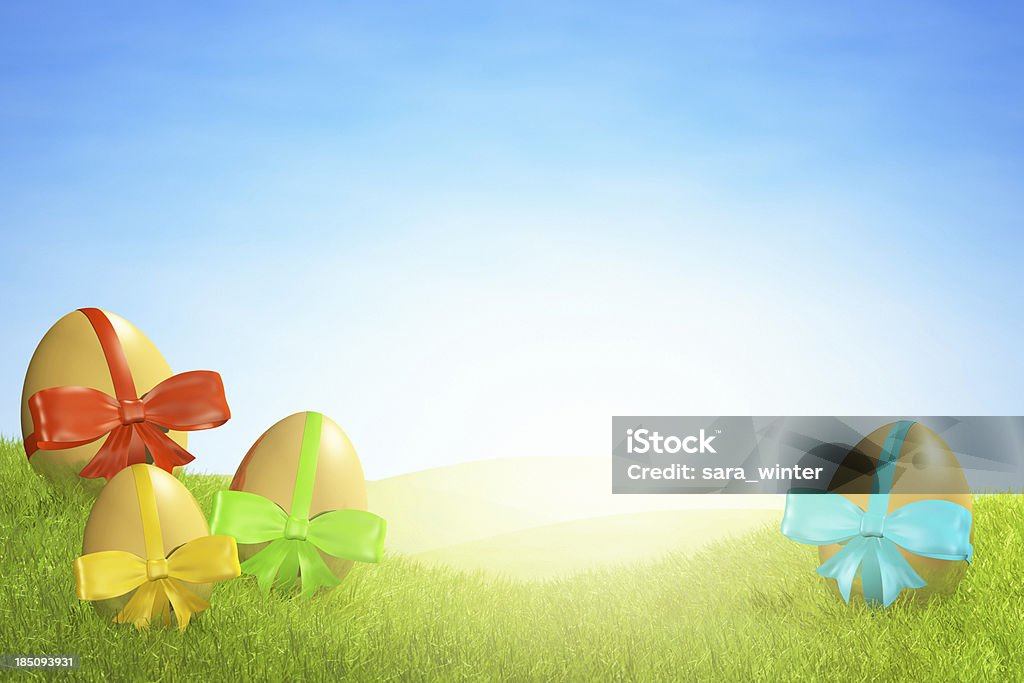 Coloridos huevos de Pascua con cintas en el césped, la luz brillante - Foto de stock de Celebración - Acontecimiento libre de derechos