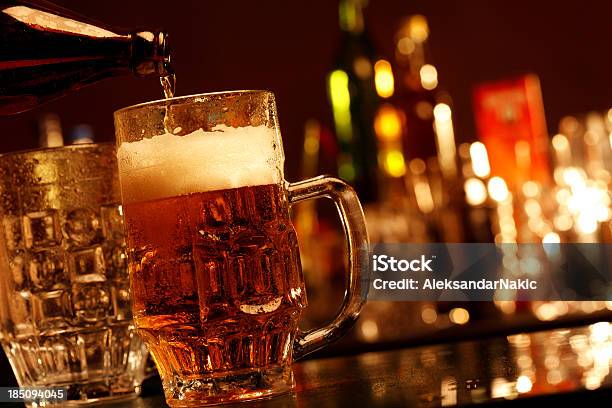 Bier Auf Eine Bar Counter Stockfoto und mehr Bilder von Alkoholisches Getränk - Alkoholisches Getränk, Bartresen, Bier