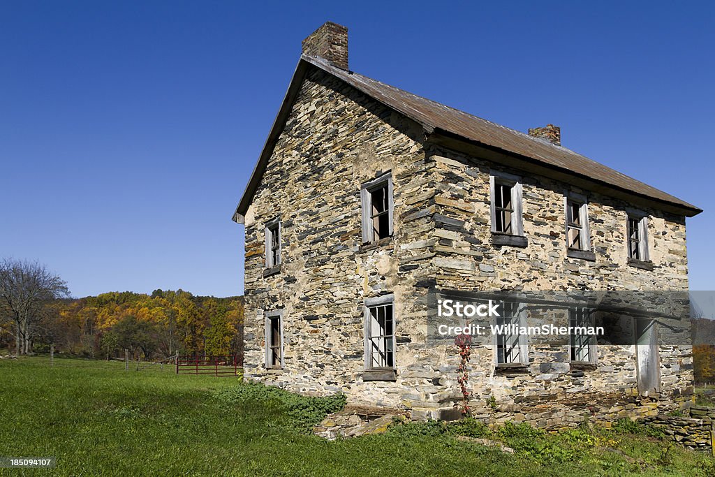 Abbandonato Stone House - Foto stock royalty-free di Abbandonato