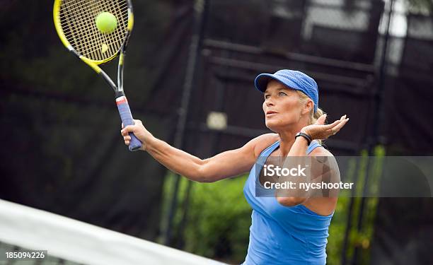 Senior Mujer Jugando Al Tenis Foto de stock y más banco de imágenes de Tenis - Tenis, Fémina, Movimiento