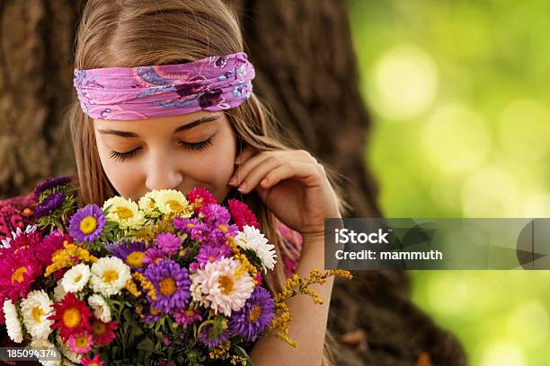 Foto de Menina Hippie Desfrutando De Flores e mais fotos de stock de Cheirar - Cheirar, Flor, Hipster - Pessoa