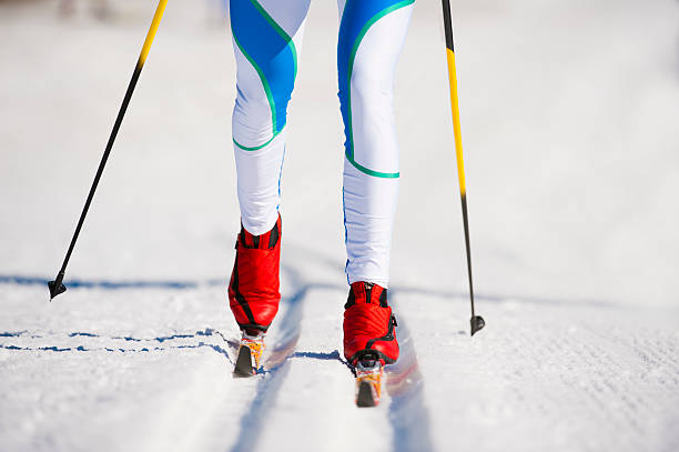 근접 immage 젊은 성인 여성 크로스 컨트리 스키 - snow ski track color image colors 뉴스 사진 이미지