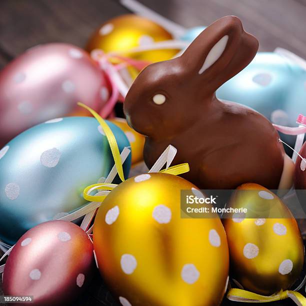 Wielkanoc Królik I Czekoladowe Jaja - zdjęcia stockowe i więcej obrazów Czekoladowy królik - Czekoladowy królik, Bez ludzi, Czekolada