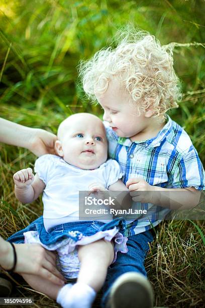 빅 동생이요 아기용 시스터 산 2-3 살에 대한 스톡 사진 및 기타 이미지 - 2-3 살, 개념, 건강한 생활방식