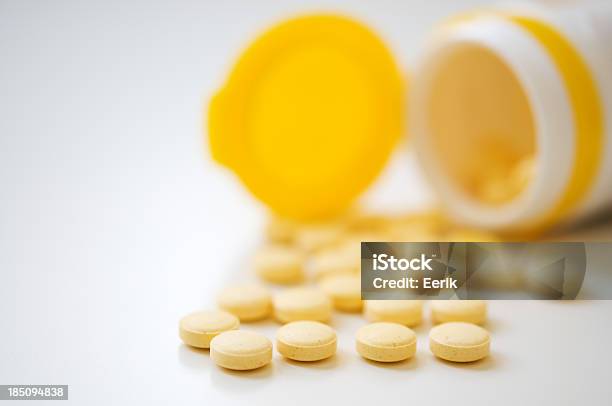 Vitamina Comprimido - Fotografias de stock e mais imagens de Aberto - Aberto, Amarelo, Bem-estar