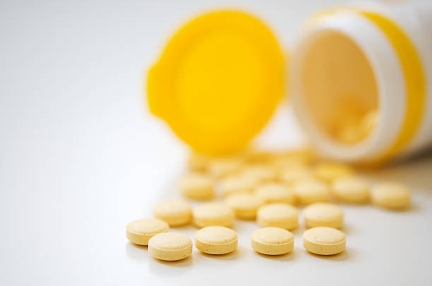 витамин таблетки - vitamin a vitamin b complex pill bottle medicine стоковые фото и изображения