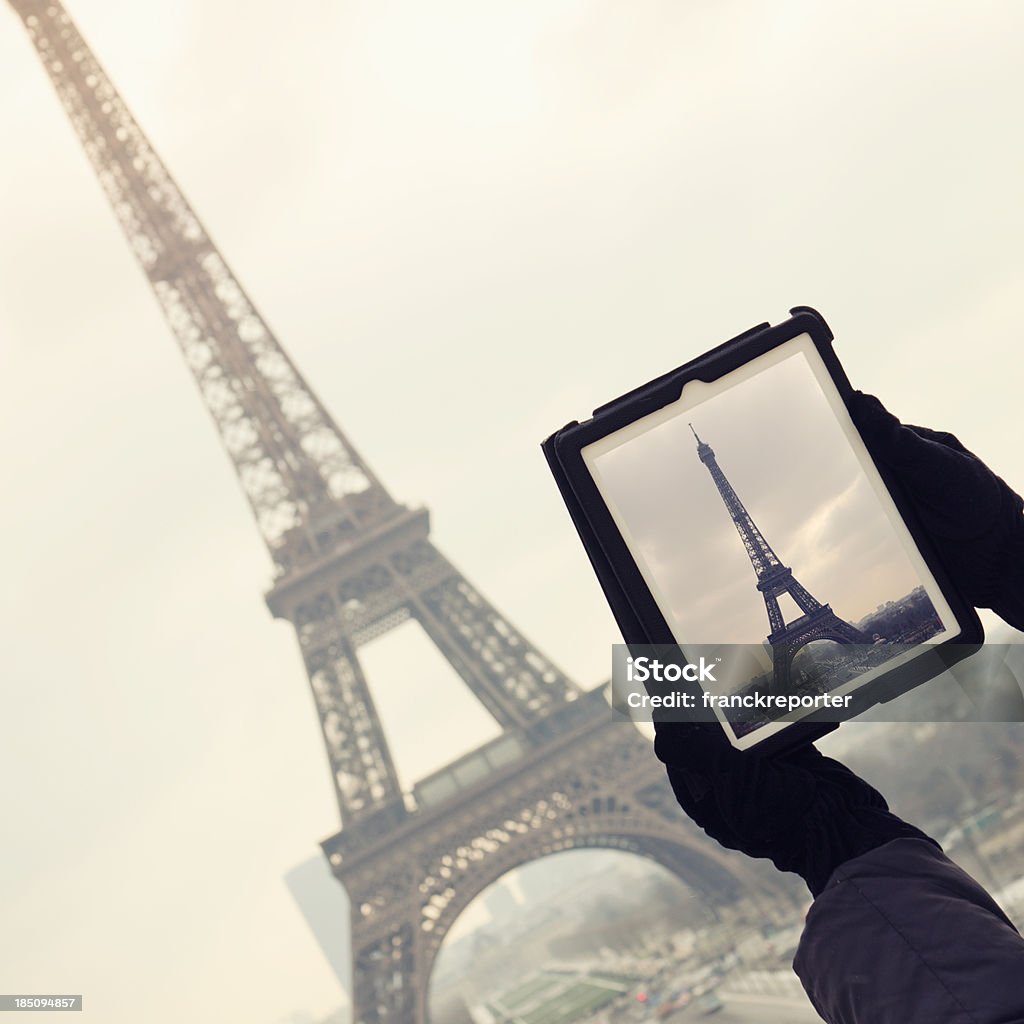 Turista fare una foto della Tour Eiffel con digital tablet - Foto stock royalty-free di Applicazione mobile