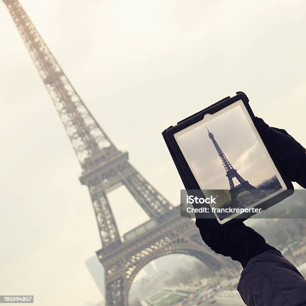 Turista Fare Una Foto Della Tour Eiffel Con Digital Tablet - Fotografie stock e altre immagini di Applicazione mobile