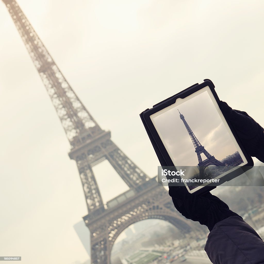 Турист делает фотографии с цифровой планшет Tour Eiffel - Стоковые фото Башня роялти-фри