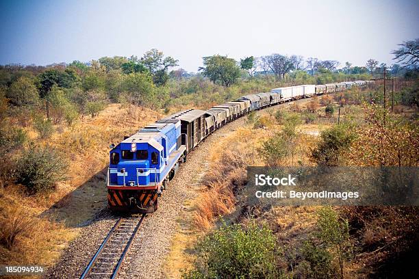 ジンバブエアフリカの貨物鉄道の間ザンビア - アフリカのストックフォトや画像を多数ご用意 - アフリカ, 列車, 貨物列車