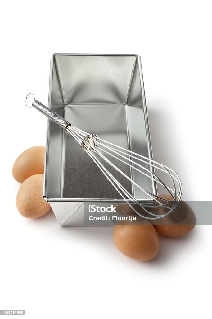 Hornear ingredientes: Bandeja, huevos y batidor - Foto de stock de Alimento libre de derechos