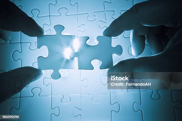 Współpraca Do Rozwiązywania Puzzle - zdjęcia stockowe i więcej obrazów Biznes - Biznes, Zagadka, Partnerstwo