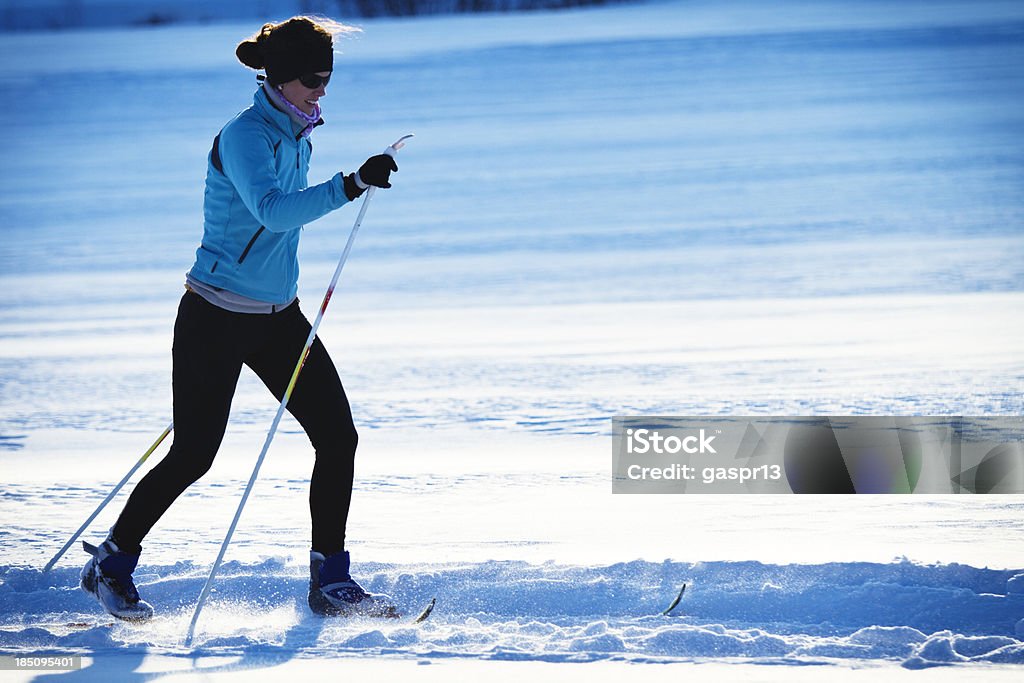 Esqui cross-country-classic estilo - Foto de stock de Esqui cross-country royalty-free