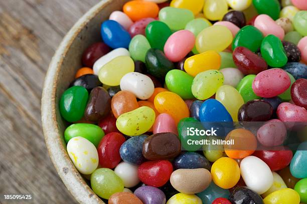 Multicolored Jelly Beans En Madera Rústica Superficie Foto de stock y más banco de imágenes de Caramelo de goma