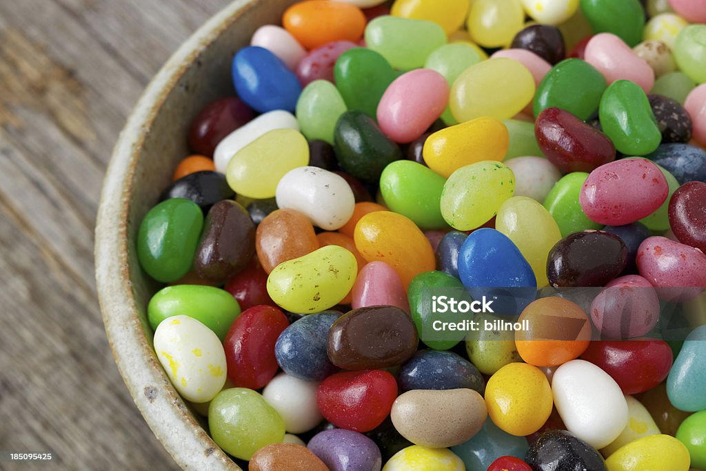 jelly beans multicolore sulla superficie in legno rustico - Foto stock royalty-free di Confetto di gelatina