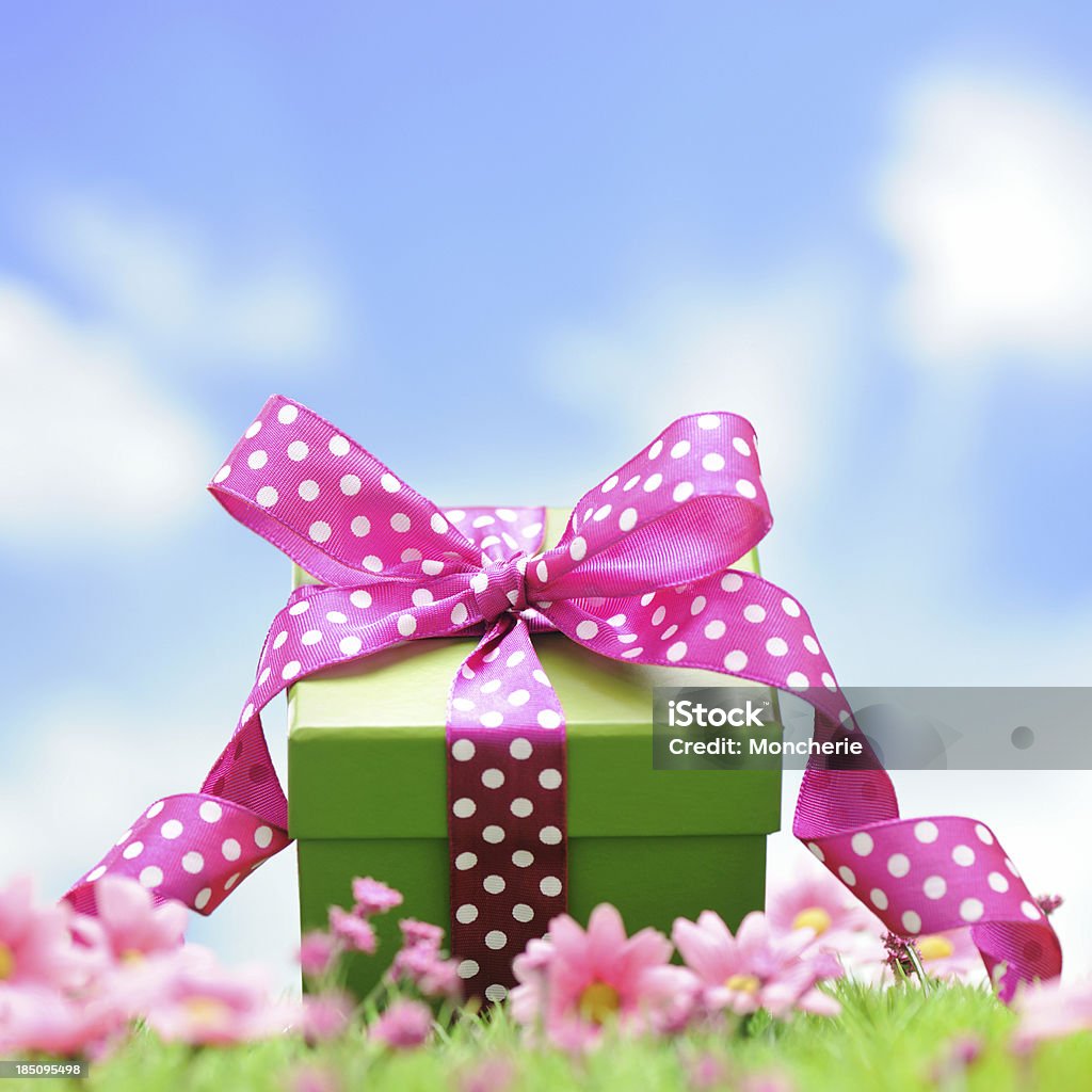 Foto de una caja de regalo con rosa polka dot cintas - Foto de stock de Caja de regalo libre de derechos