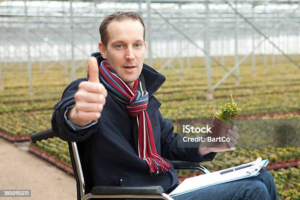 Arbeiter Die Unter Einer Krankheit Stockfoto und mehr Bilder von Andersfähigkeiten - Andersfähigkeiten, Daumen hoch, Arbeiten