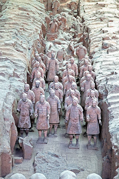 de hauteur enterrées guerriers de terre cuite de xi'an, chine - terracotta soldiers xian terracotta tomb photos et images de collection