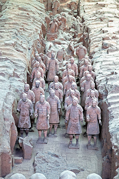 guerrieri di terracotta di 1,80 m a xi'an, cina - terracotta soldiers xian terracotta tomb foto e immagini stock