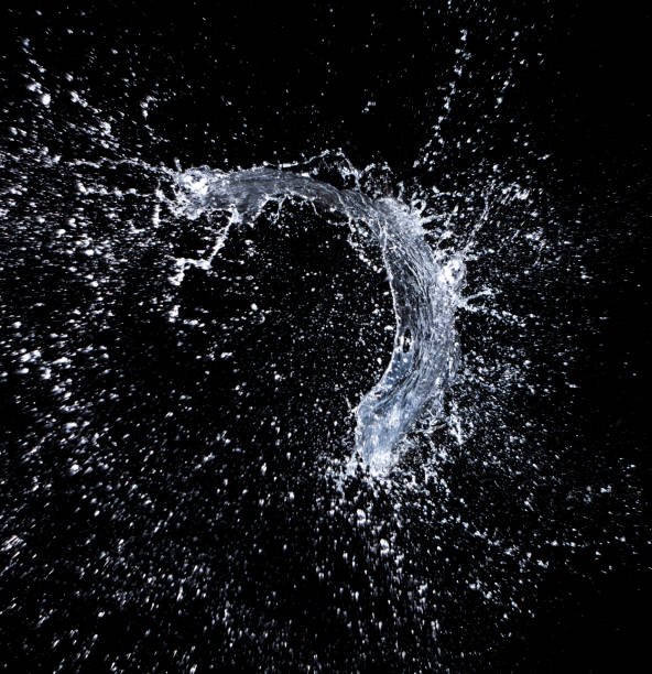 esplosione sull'acqua - black drop water waterdrop foto e immagini stock