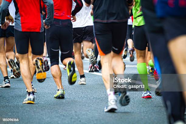 Miejski Do Biegania Marathon - zdjęcia stockowe i więcej obrazów Biegać - Biegać, Ujęcie z dołu, Zawodnik sportowy