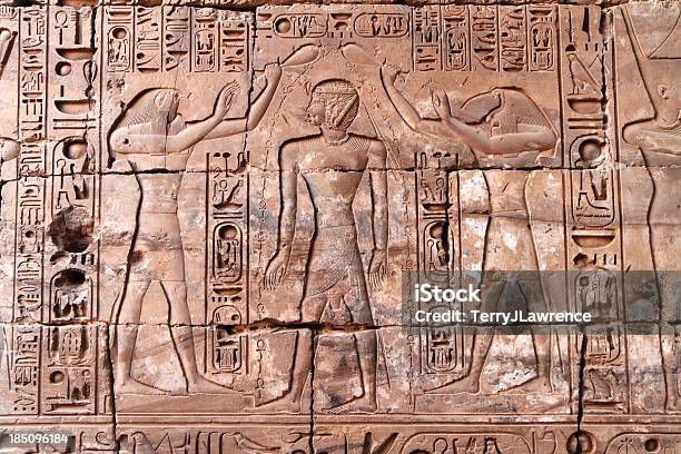 Ściana Relief Świątyni Karnak W Egipcie Khonsu Luxor - zdjęcia stockowe i więcej obrazów Thoth