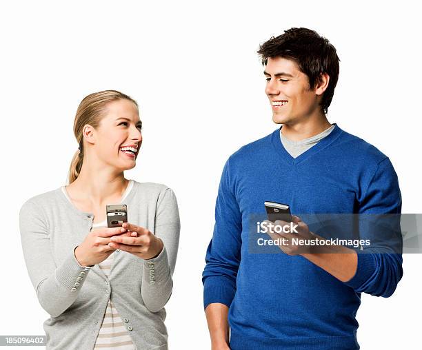 Foto de Casal Com Telefones Celularesisolado e mais fotos de stock de Casal - Casal, Fundo Branco, Branco