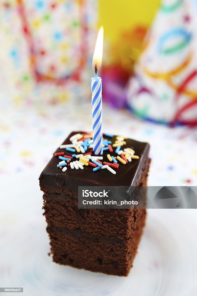 День рождения торт и свеча - Стоковые фото Без людей роялти-фри