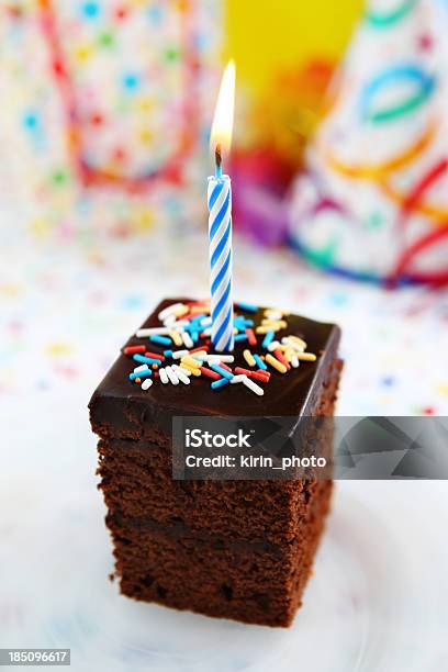 День Рождения Торт И Свеча — стоковые фотографии и другие картинки Без людей - Без людей, Вертикальный, Вечеринка