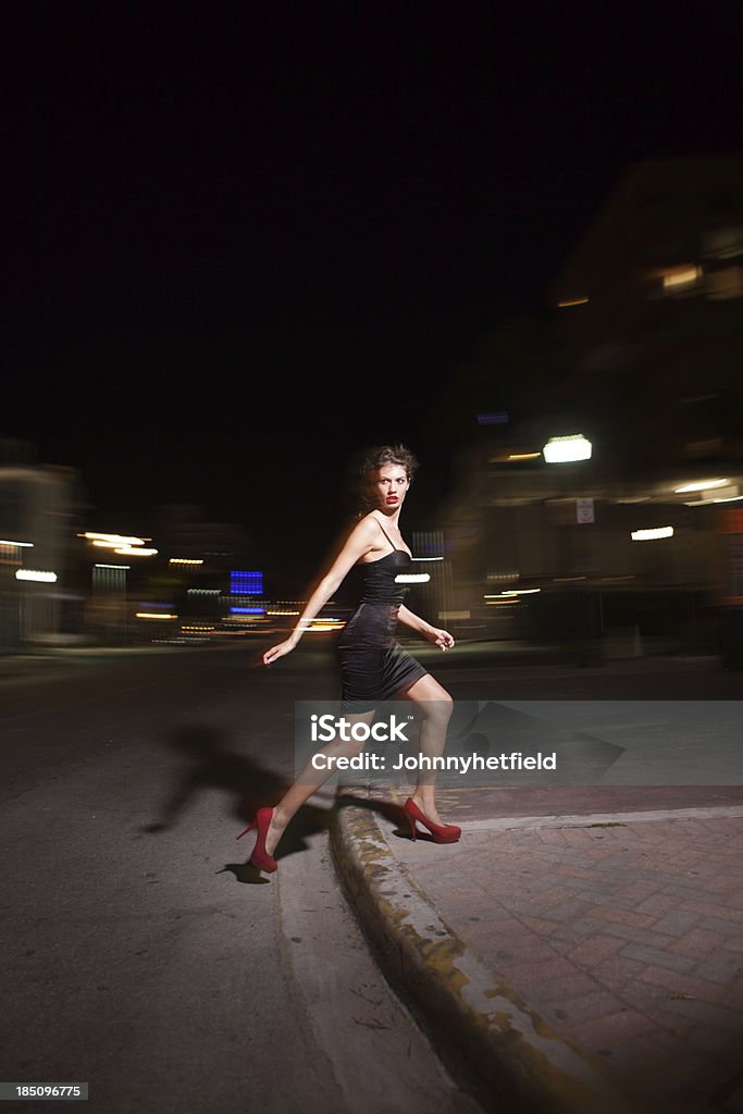 Jovem mulher no vestido correr à noite - Foto de stock de 20 Anos royalty-free