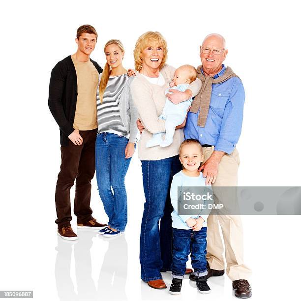 Ritratto Di Famiglia Estesa In Piedi Insieme - Fotografie stock e altre immagini di Accudire - Accudire, Adulto, Adulto in età matura