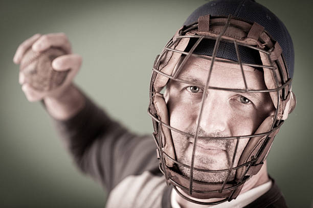 vintage jogador de beisebol preparar para atirar a bola - baseball catcher baseball player old fashioned looking at camera imagens e fotografias de stock