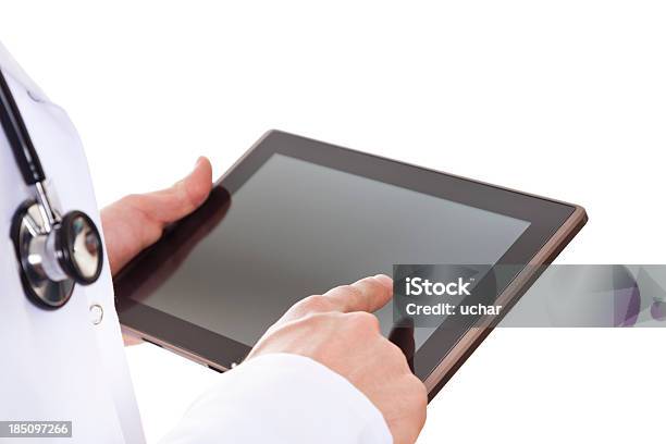 Manos Sosteniendo Digital Tablet Médico Foto de stock y más banco de imágenes de Tableta digital - Tableta digital, Doctor, Fondo blanco