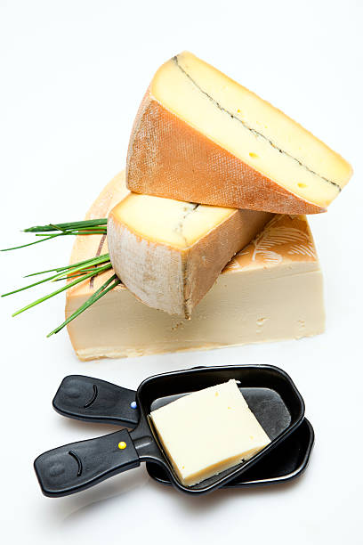 französische oder schweizer raclette - morbier stock-fotos und bilder