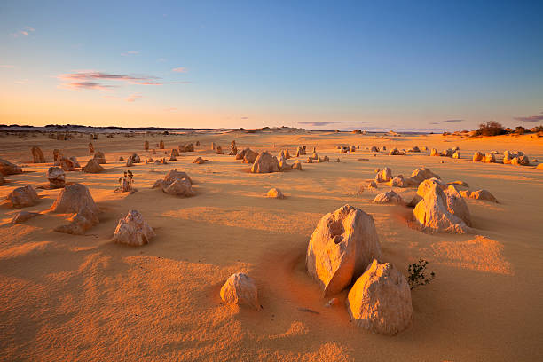 puesta de sol sobre los pináculos desierto, parque nacional de nambung, australia - nambung national park fotografías e imágenes de stock