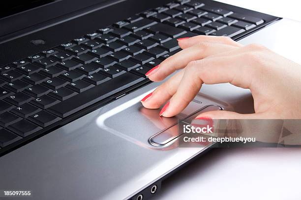 Mit Laptop Stockfoto und mehr Bilder von Fingernägel lackieren - Fingernägel lackieren, Computertastatur, Computer benutzen