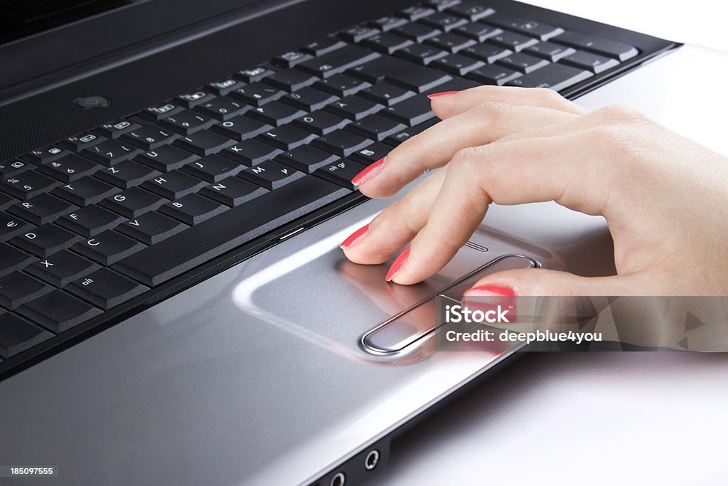 Usando um computador portátil - Royalty-free Pintar as Unhas das Mãos Foto de stock