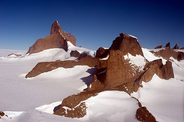 ulvetanna peak na antártida-vista de helicóptero - rough antarctica wintry landscape south pole - fotografias e filmes do acervo