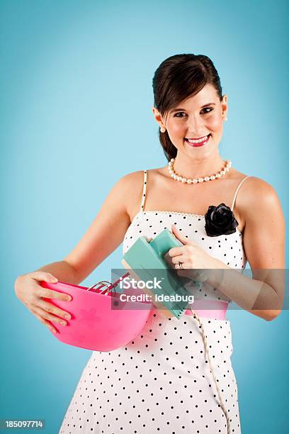 Foto de Meninas Segurando Vintage Retrô Mixer Elétrico E Tigela e mais fotos de stock de 1950-1959