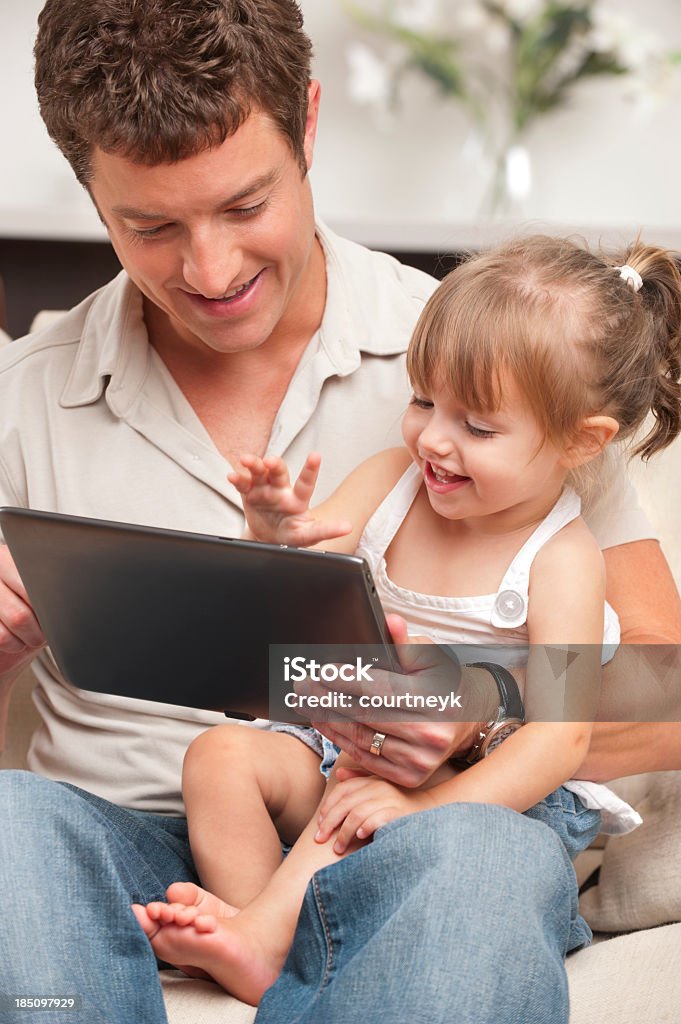 Feliz pai e filha usando um tablet digital - Royalty-free 2-3 Anos Foto de stock