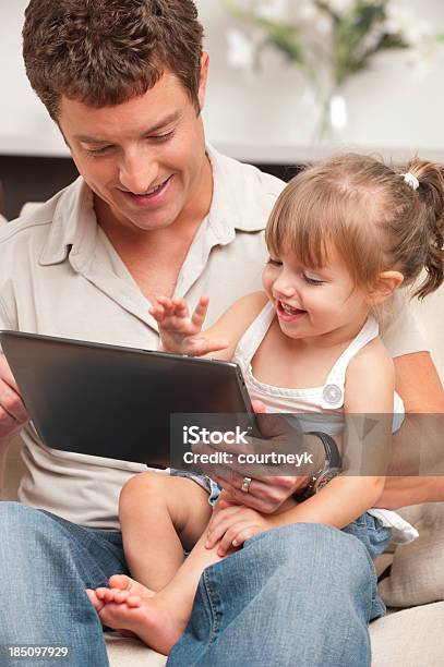 Feliz Pai E Filha Usando Um Tablet Digital - Fotografias de stock e mais imagens de 2-3 Anos - 2-3 Anos, 20-24 Anos, 30-39 Anos