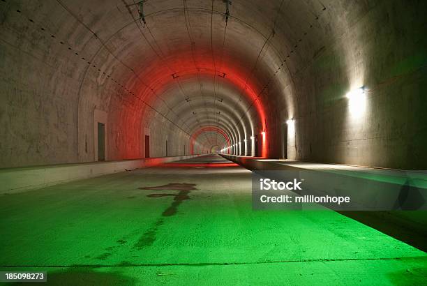 Creazione Di Un Tunnel - Fotografie stock e altre immagini di Ambientazione esterna - Ambientazione esterna, Ambientazione interna, Architettura