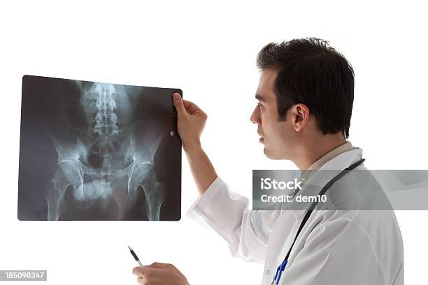 Lekarz Badanie Rtg Z Obszarem Krzyżowym - zdjęcia stockowe i więcej obrazów Anatomia człowieka - Anatomia człowieka, Badanie lekarskie, Białe tło