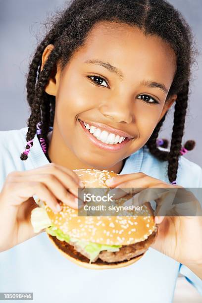 Bambina Mangiare Hamburger Godendo Di Fast Food - Fotografie stock e altre immagini di Affamato - Affamato, Afro-americano, Alimentazione non salutare