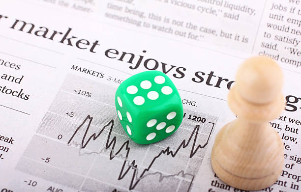 возможность и стратегии в фондовый рынок - interest rate stock exchange newspaper finance стоковые фото и изображения