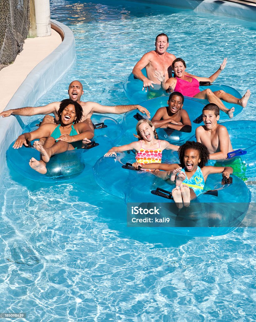 Grupo de personas en innertubes en water park - Foto de stock de Río libre de derechos