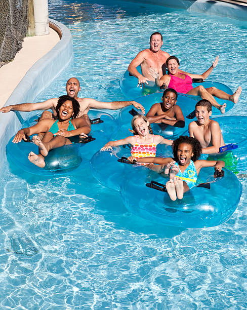 groupe de personnes sur innertubes au parc aquatique - sc0484 photos et images de collection