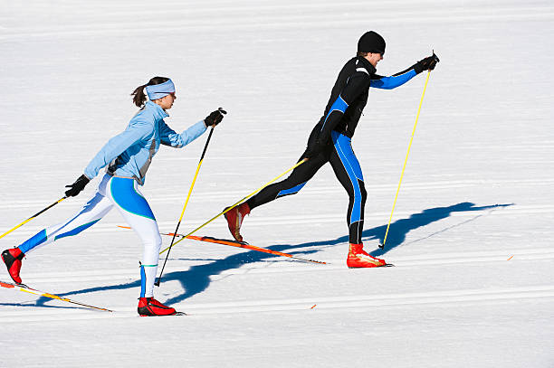 若いカップルでのクロスカントリースキー - mens cross country skiing ストックフォトと画像